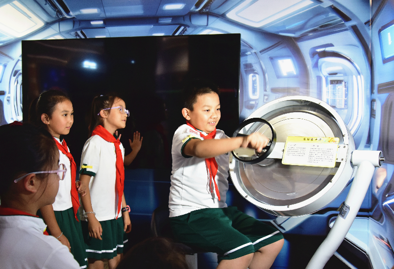 玉溪市关工委沉浸式体验点燃科学梦想。（刘天琦 摄）.png